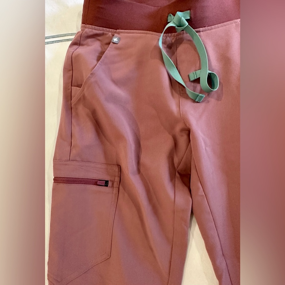 Mineral Mauve Pink  Zamora 2.0 Jogger Figs Scrub Pants size XS petite